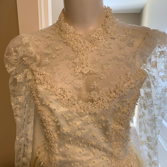 Vintage Ivory satin wedding gown over 5000 pearls - Picture 5 of 17